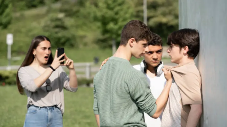 Videos de peleas entre estudiantes pueden llegar a miles de usuarios cuando son difundidos en redes sociales. / iStock