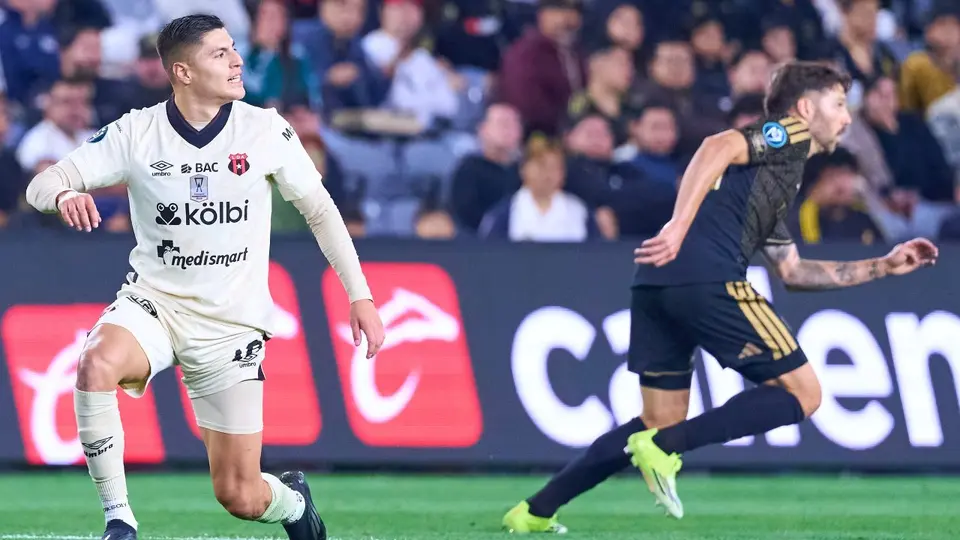 Ronaldo Cisneros en un partido de Concacaf con Alajuelense | MEXSPORT