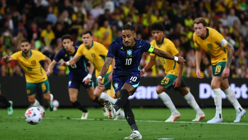 Raphinha cobra un penal en el partido de Brasil ante Australia | AP