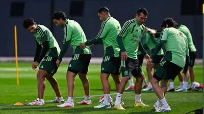 Risas en el Tri; Luis Romo le da tremendo pisotón a Johan Vásquez durante entrenamiento