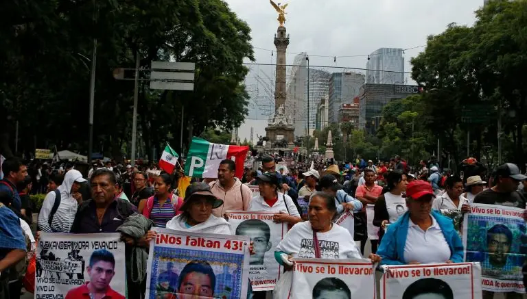 Miles marchan al Zócalo a dos años de Ayotzinapa