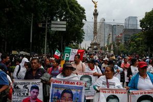 Miles marchan al Zócalo a dos años de Ayotzinapa