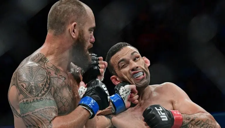 Werdum se vuelve 'loco' y agrede al entrenador de Browne