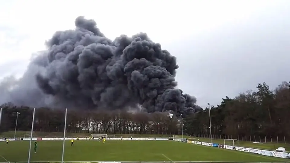 Partido en Alemania continúa pese a incendio cercano