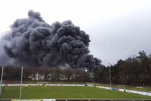 Partido en Alemania continúa pese a incendio cercano