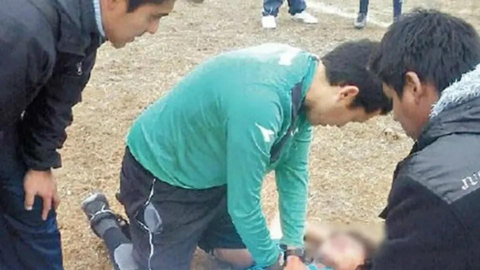 Árbitro salva la vida a niño de 13 años
