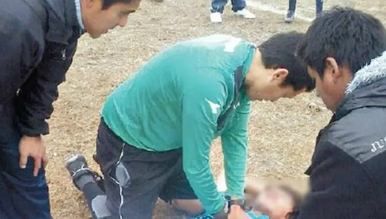Árbitro salva la vida a niño de 13 años