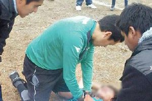 Árbitro salva la vida a niño de 13 años