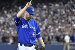 Marco Estrada se luce en la lomita en el quinto de la serie