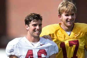 Jugador invidente participa en futbol americano colegial