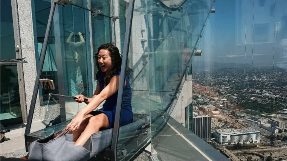 Skyslide, el temible tobogán de vidrio que roba el aliento