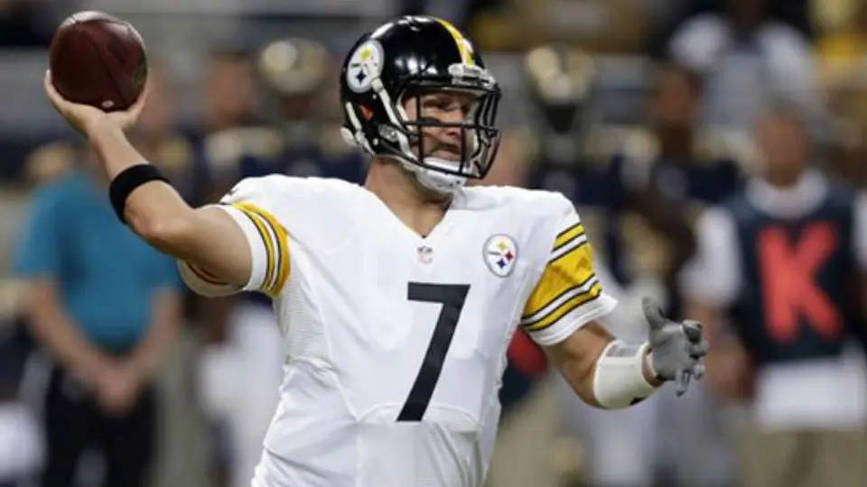Roethlisberger abandona juego por lesión en la rodilla