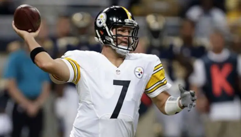 Roethlisberger abandona juego por lesión en la rodilla