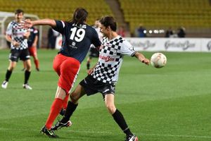 Checo y Guti participan en 'cascarita' de pilotos contra estrellas