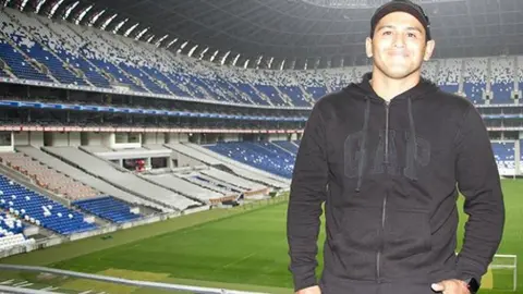 Chupete visita estadio de Rayados y manda mensaje a la afición