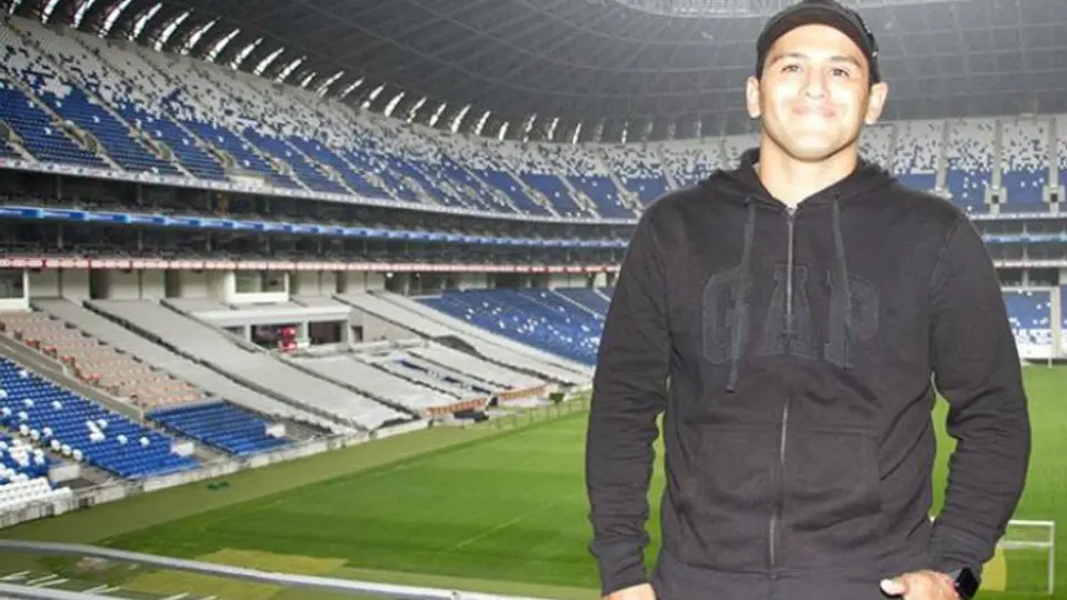 Chupete visita estadio de Rayados y manda mensaje a la afición