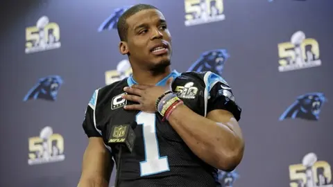 Cam Newton utiliza pulseras para la buena suerte
