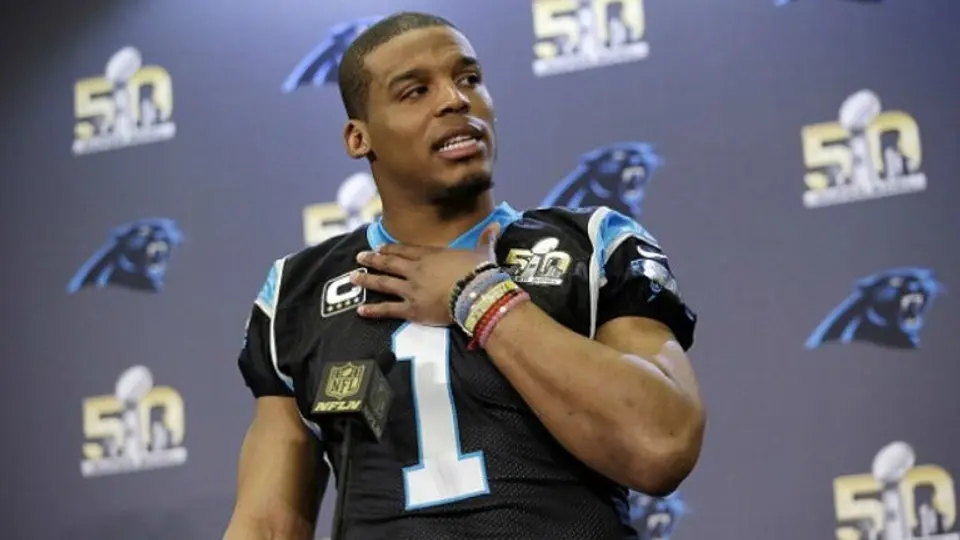 Cam Newton utiliza pulseras para la buena suerte