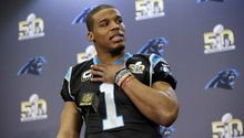 Cam Newton utiliza pulseras para la buena suerte