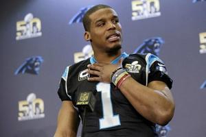 Cam Newton utiliza pulseras para la buena suerte