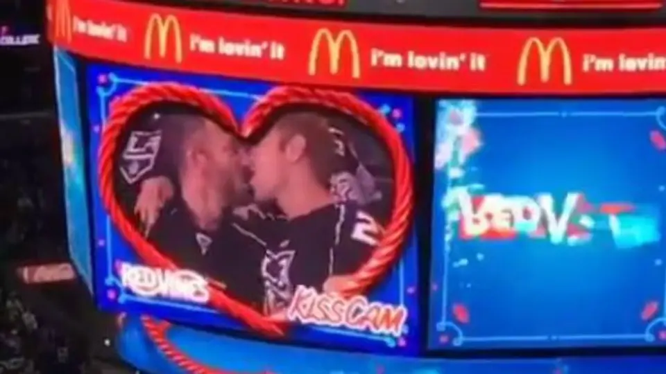 Público alienta a pareja gay a besarse durante juego de la NHL