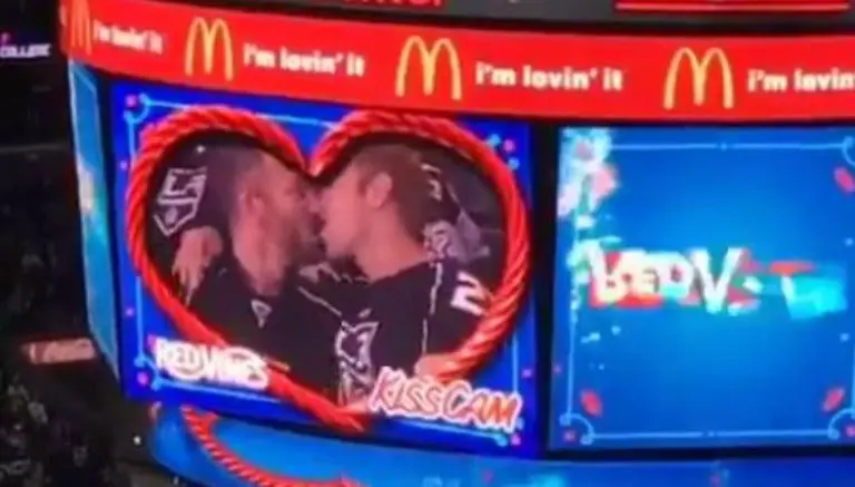 Público alienta a pareja gay a besarse durante juego de la NHL