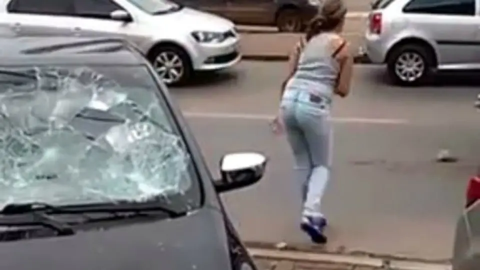Mujer destruye auto de su esposo por ataque de celos
