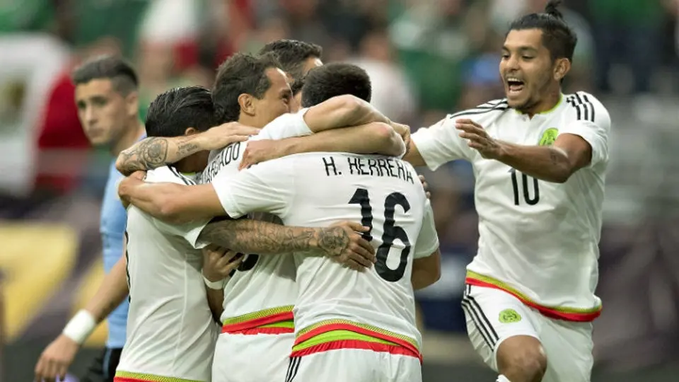 Guardado, se va expulsado contra Uruguay