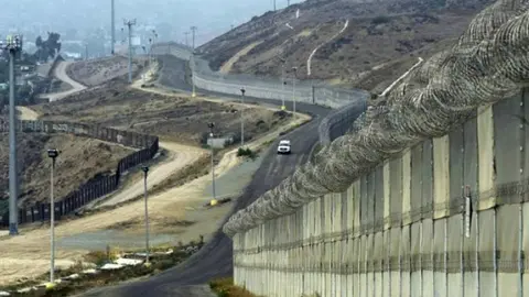 Familias se reencuentran por tres minutos en frontera México-EU