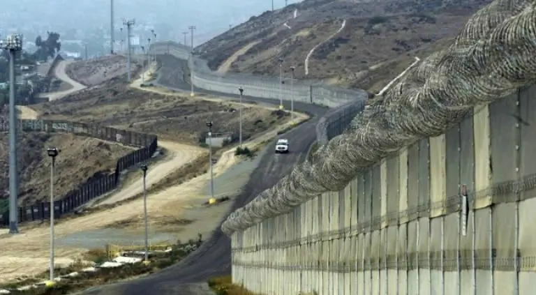 Familias se reencuentran por tres minutos en frontera México-EU