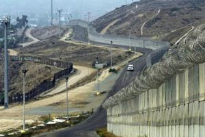 Familias se reencuentran por tres minutos en frontera México-EU