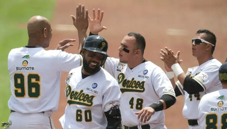 Jugadores de Pericos festejan después de ganar el partido | IMAGO7