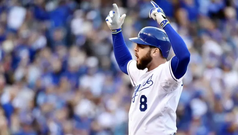 Kansas City se lleva el segundo de la serie con espectacular voltereta