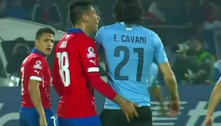 Medel bromea con provocación de Jara a Cavani