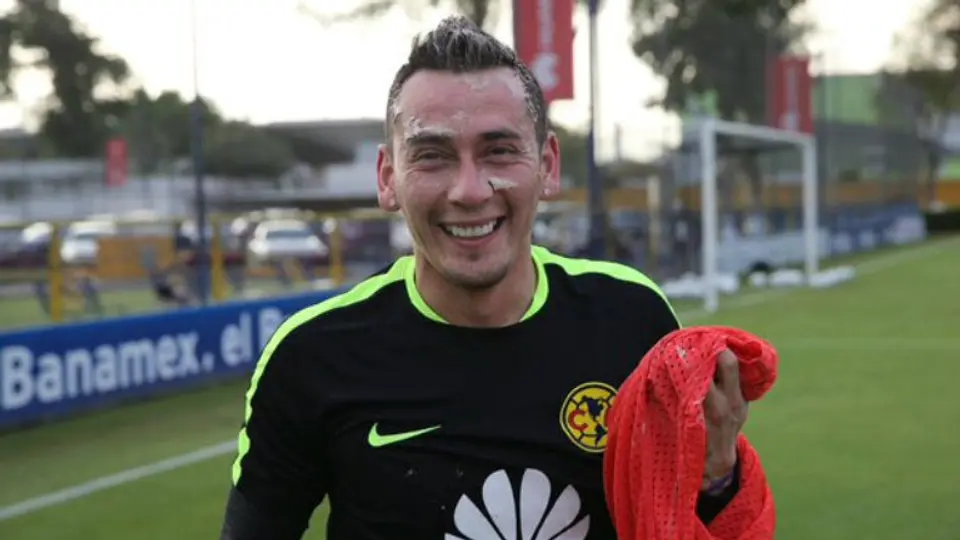 Jugadores del América le festejan el cumpleaños a Sambueza