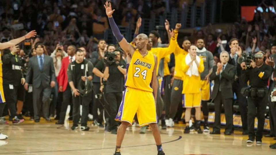 Subastan bolsa con aire del último partido de Kobe Bryant