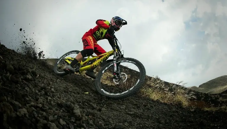 Ciclista realiza descenso de montaña en volcán activo