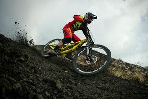 Ciclista realiza descenso de montaña en volcán activo