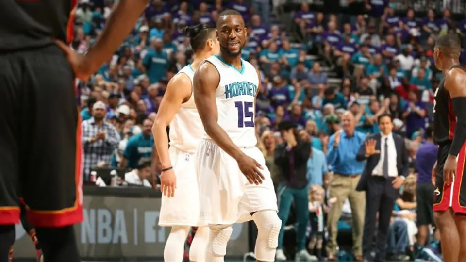 Hornets gana y empata la serie contra Miami