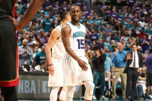 Hornets gana y empata la serie contra Miami