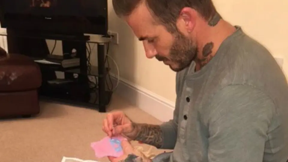 Beckham consiente a su hija cosiendo vestidos para sus muñecas