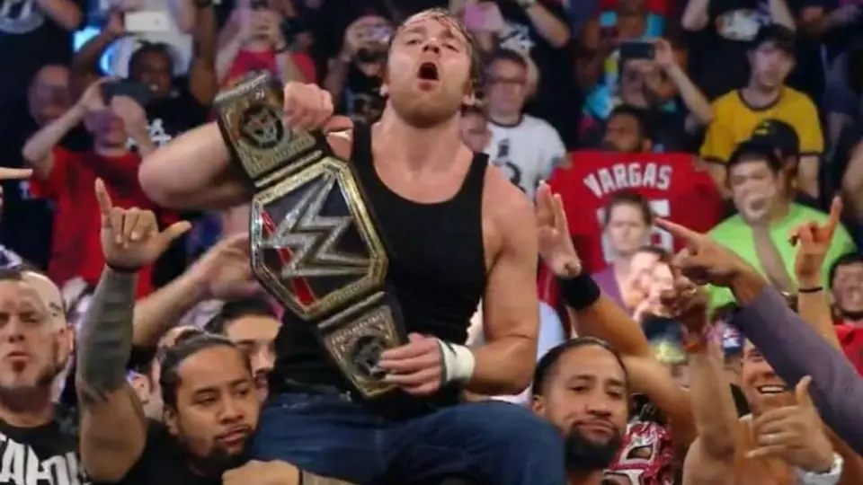 Ambrose se impone en la triple amezana y retiene el título de WWE