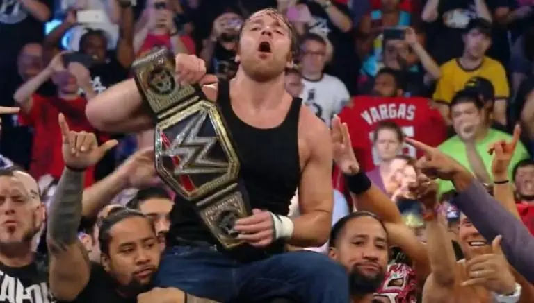 Ambrose se impone en la triple amezana y retiene el título de WWE