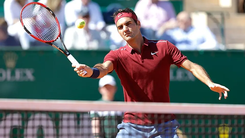 Federer se impone en su regreso a las canchas