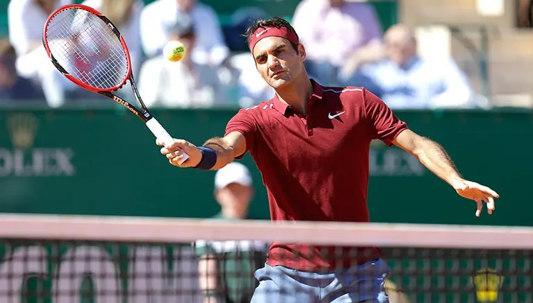 Federer se impone en su regreso a las canchas