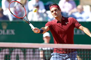 Federer se impone en su regreso a las canchas