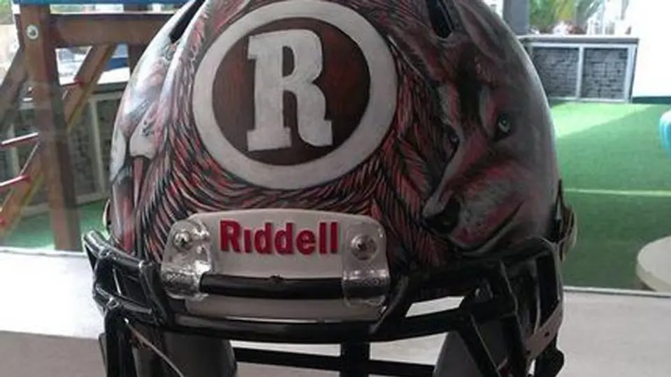 RÉCORD presenta casco en kickoff de NFL