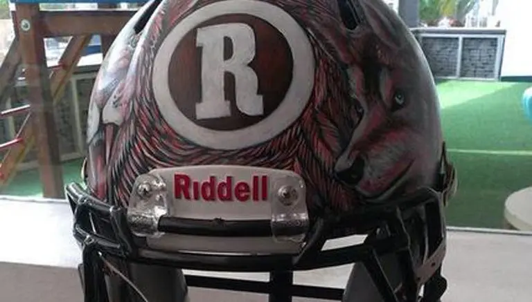 RÉCORD presenta casco en kickoff de NFL