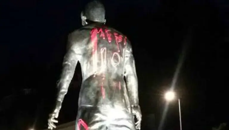 Vándalos escriben Messi en estatua de CR7