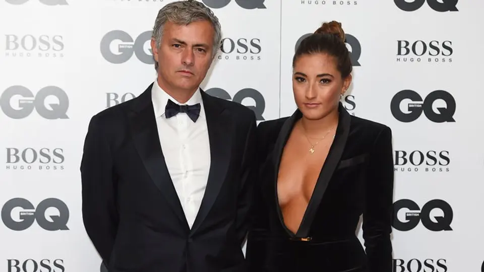Hija de Mou acapara miradas con sexy escote